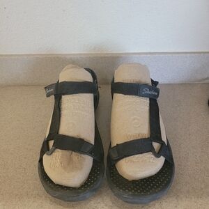 LADIES SKECHERS OUTDOOR LIFESTYLE SANDALS ( sz 8)